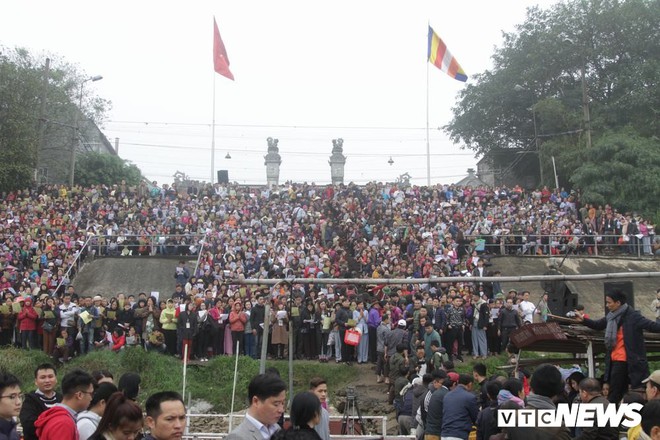Ảnh: 15.000 người tham gia thả 10 tấn cá xuống sông Hồng trong lễ phóng sinh lớn nhất Hà Nội - Ảnh 1.