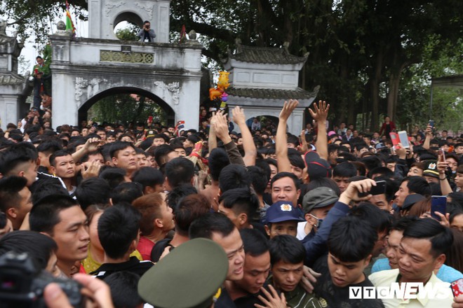 Ảnh: Hàng trăm thanh niên xâu xé, chen lấn cướp manh chiếu tại lễ hội Đúc Bụt - Ảnh 4.