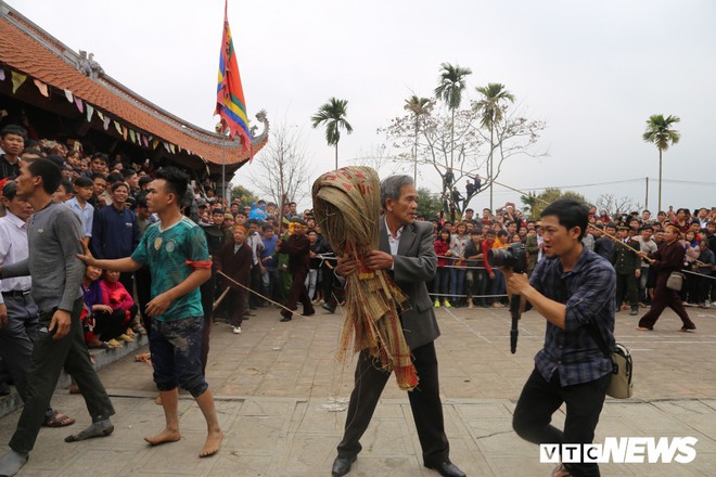 Ảnh: Hàng trăm thanh niên xâu xé, chen lấn cướp manh chiếu tại lễ hội Đúc Bụt - Ảnh 6.