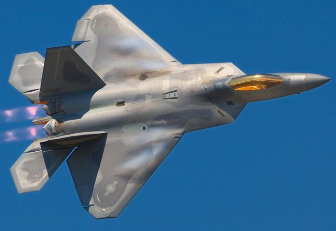 Su-35 đối đầu F-22, chuyện gì xảy ra? - Ảnh 1.