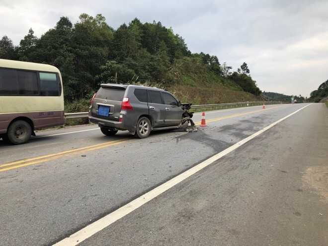 Hai ô tô đâm nhau nát đầu trên cao tốc Nội Bài - Lào Cai - Ảnh 3.