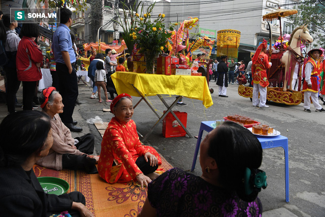 Thanh niên Triều Khúc tô son điểm phấn, mặc váy áo đánh Bồng con đĩ ở lễ hội của làng - Ảnh 3.