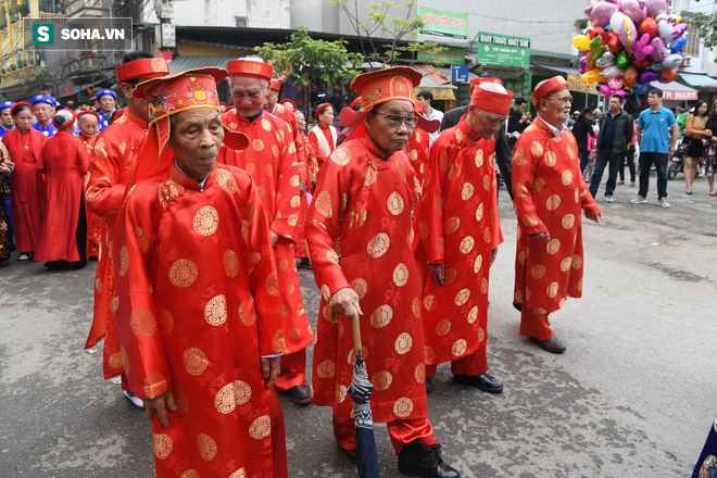 Thanh niên Triều Khúc tô son điểm phấn, mặc váy áo đánh Bồng con đĩ ở lễ hội của làng - Ảnh 5.