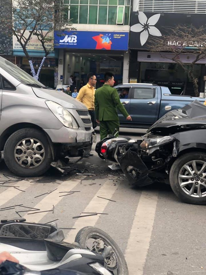 Tai nạn liên hoàn ở Ngã Tư Sở, đầu xe Mazda nát bét - hình ảnh hiện trường liên tục chia sẻ - Ảnh 3.