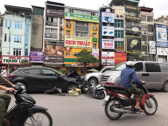 Tai nạn liên hoàn ở Ngã Tư Sở, đầu xe Mazda nát bét - hình ảnh hiện trường liên tục chia sẻ - Ảnh 1.