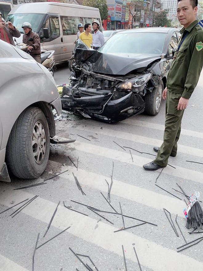 Tai nạn liên hoàn ở Ngã Tư Sở, đầu xe Mazda nát bét - hình ảnh hiện trường liên tục chia sẻ - Ảnh 4.