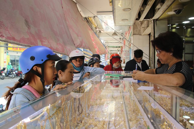Người Sài Gòn chen chúc nhau đi mua vàng giá cao ngày vía Thần Tài - Ảnh 4.