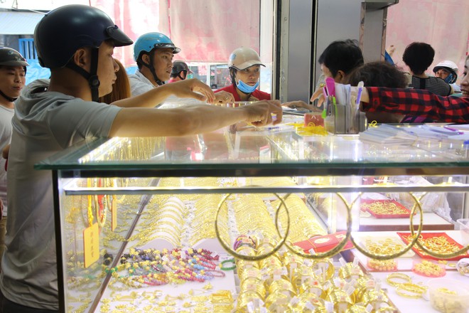 Người Sài Gòn chen chúc nhau đi mua vàng giá cao ngày vía Thần Tài - Ảnh 14.