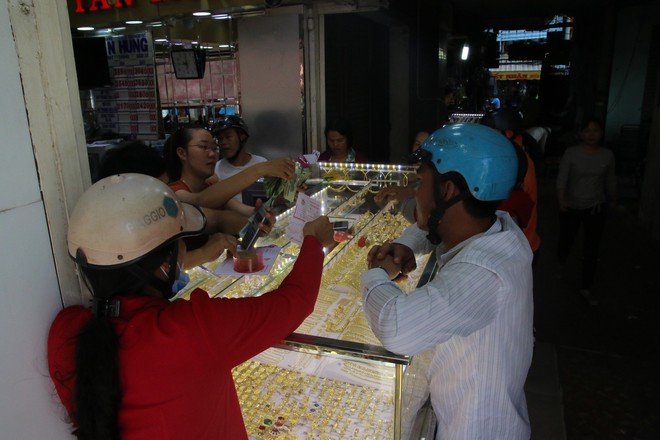 Người Sài Gòn chen chúc nhau đi mua vàng giá cao ngày vía Thần Tài - Ảnh 13.