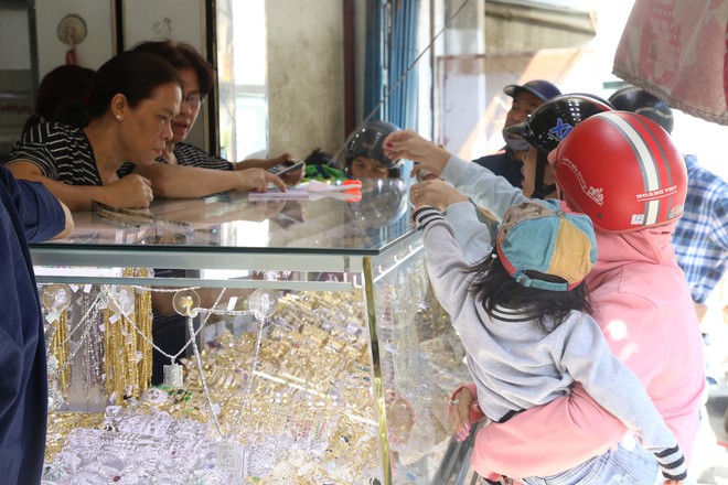 Người Sài Gòn chen chúc nhau đi mua vàng giá cao ngày vía Thần Tài - Ảnh 3.