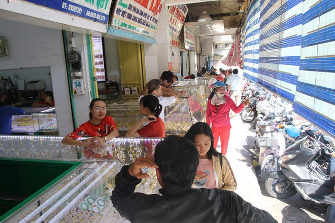 Người Sài Gòn chen chúc nhau đi mua vàng giá cao ngày vía Thần Tài - Ảnh 1.