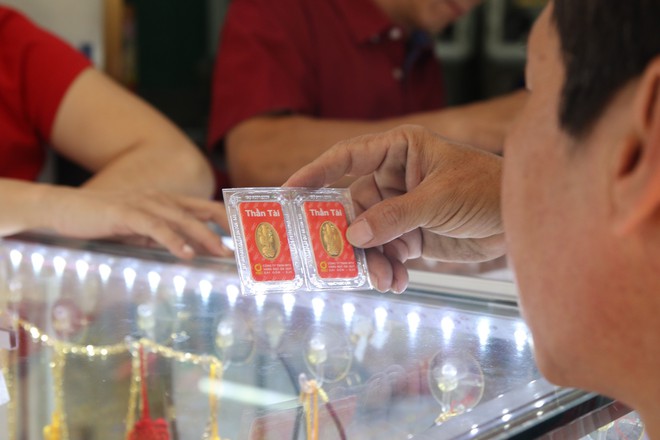 Người Sài Gòn chen chúc nhau đi mua vàng giá cao ngày vía Thần Tài - Ảnh 11.