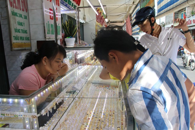 Người Sài Gòn chen chúc nhau đi mua vàng giá cao ngày vía Thần Tài - Ảnh 16.