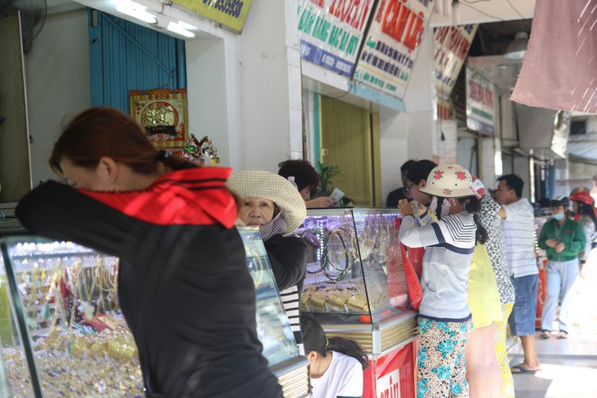 Người Sài Gòn chen chúc nhau đi mua vàng giá cao ngày vía Thần Tài - Ảnh 2.