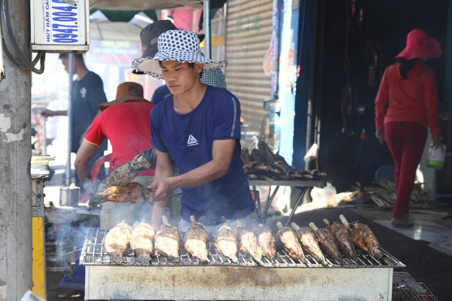 Cửa hàng ở Sài Gòn bán hàng nghìn con cá lóc nướng trong ngày vía Thần Tài - Ảnh 4.