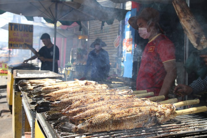 Cửa hàng ở Sài Gòn bán hàng nghìn con cá lóc nướng trong ngày vía Thần Tài - Ảnh 5.