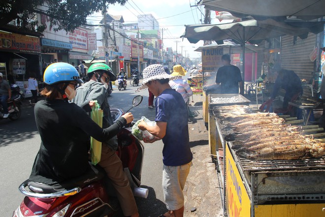 Cửa hàng ở Sài Gòn bán hàng nghìn con cá lóc nướng trong ngày vía Thần Tài - Ảnh 12.