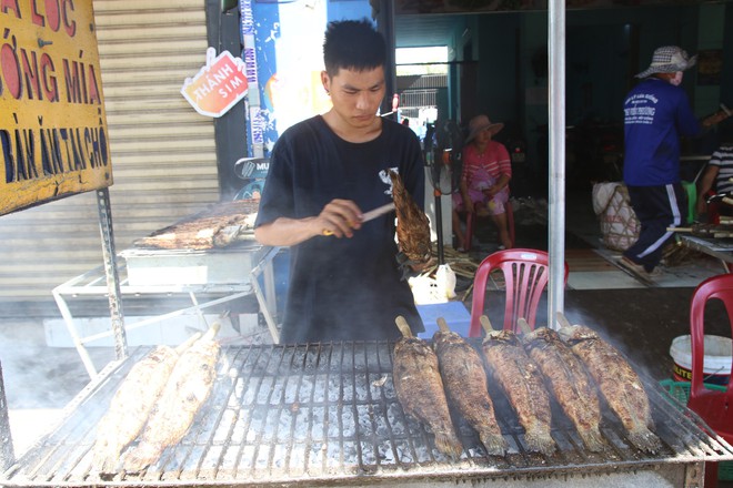 Cửa hàng ở Sài Gòn bán hàng nghìn con cá lóc nướng trong ngày vía Thần Tài - Ảnh 2.