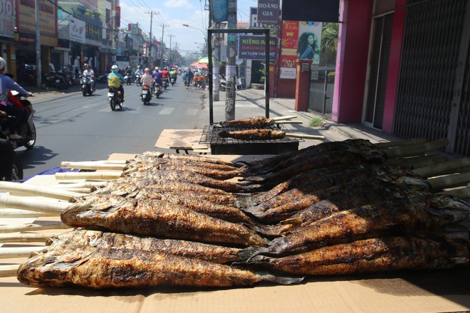 Cửa hàng ở Sài Gòn bán hàng nghìn con cá lóc nướng trong ngày vía Thần Tài - Ảnh 9.
