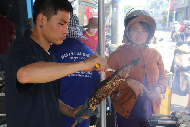 Cửa hàng ở Sài Gòn bán hàng nghìn con cá lóc nướng trong ngày vía Thần Tài - Ảnh 3.