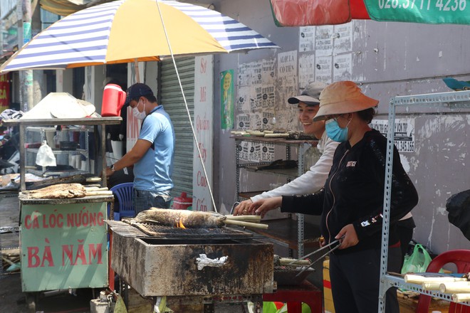 Cửa hàng ở Sài Gòn bán hàng nghìn con cá lóc nướng trong ngày vía Thần Tài - Ảnh 10.