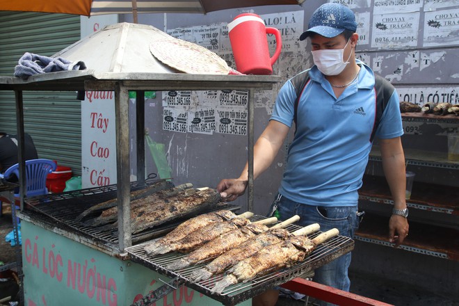 Cửa hàng ở Sài Gòn bán hàng nghìn con cá lóc nướng trong ngày vía Thần Tài - Ảnh 11.