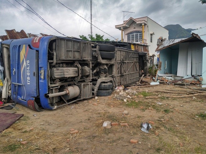 Kết quả giám định xe giường nằm lật tại Nha Trang: Lốp bị nổ sau khi phanh - Ảnh 1.