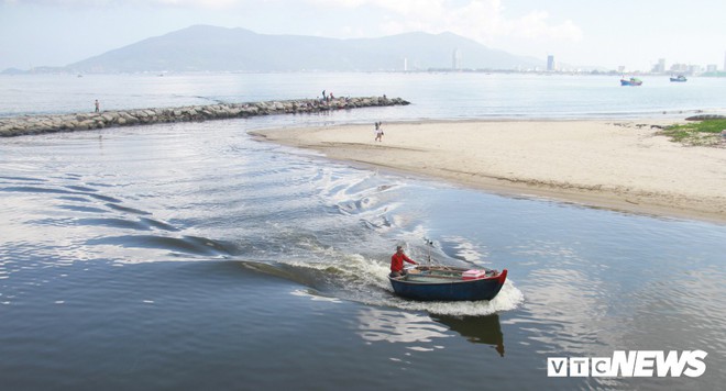 Cận cảnh nước đen ngòm, bốc mùi hôi thối kéo dài 4km bờ biển Đà Nẵng - Ảnh 5.