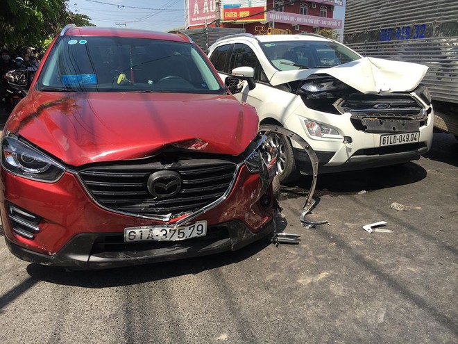 Xe Mazda CX5 tông hàng loạt ô tô, xe máy, 2 vợ chồng bị thương, nhiều người kêu cứu giữa đường - Ảnh 1.