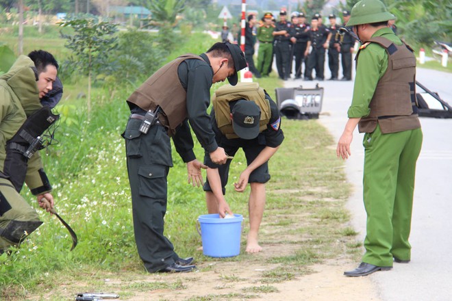 Vụ vây bắt nhóm cố thủ trên ôtô: Tìm thấy lựu đạn, súng ngắn - Ảnh 20.