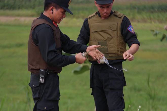 Vụ vây bắt nhóm cố thủ trên ôtô: Tìm thấy lựu đạn, súng ngắn - Ảnh 9.