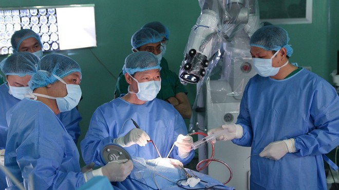 Lần đầu tiên tại châu Á, Bệnh viện Nhân Dân 115 mổ u não bằng robot chỉ mất 90 phút - Ảnh 2.