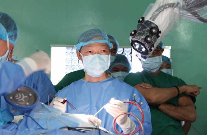 Lần đầu tiên tại châu Á, Bệnh viện Nhân Dân 115 mổ u não bằng robot chỉ mất 90 phút - Ảnh 3.