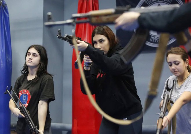 7 ngày qua ảnh: Các cô gái Ukraine luyện tập bắn súng tự vệ - Ảnh 3.
