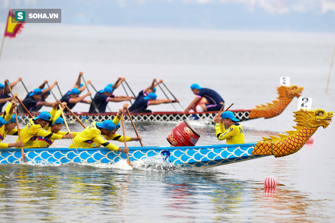 Hàng nghìn người chen chân chật kín mép hồ Tây xem đua thuyền rồng - Ảnh 15.