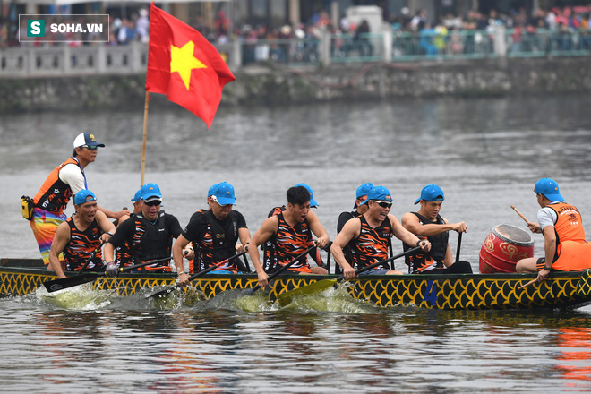 Hàng nghìn người chen chân chật kín mép hồ Tây xem đua thuyền rồng - Ảnh 5.