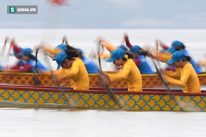 Hàng nghìn người chen chân chật kín mép hồ Tây xem đua thuyền rồng - Ảnh 10.