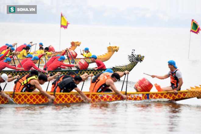 Hàng nghìn người chen chân chật kín mép hồ Tây xem đua thuyền rồng - Ảnh 4.