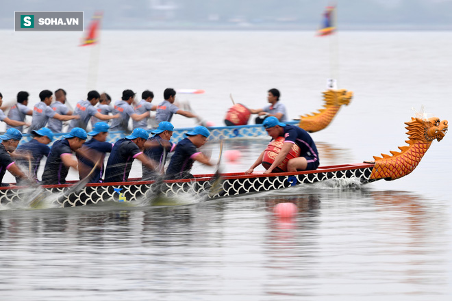 Hàng nghìn người chen chân chật kín mép hồ Tây xem đua thuyền rồng - Ảnh 7.