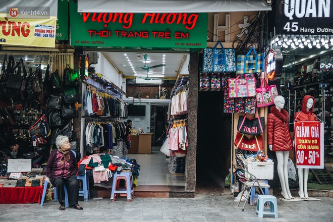 Cuộc sống bên trong những con ngõ chỉ vừa 1 người đi ở Hà Nội: Đèn điện bật sáng dù ngày hay đêm - Ảnh 1.