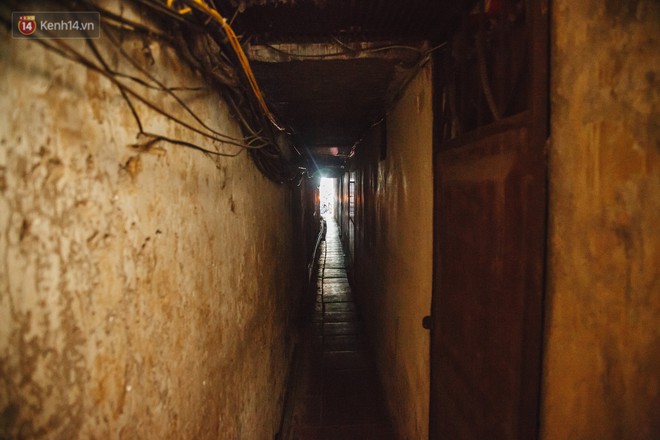 Cuộc sống bên trong những con ngõ chỉ vừa 1 người đi ở Hà Nội: Đèn điện bật sáng dù ngày hay đêm - Ảnh 14.