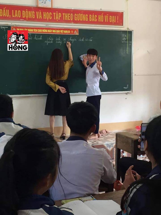 Đứng trên bục giảng, cô giáo bị học sinh bủa vây xung quanh, lén chụp ảnh vì quá xinh đẹp - Ảnh 4.