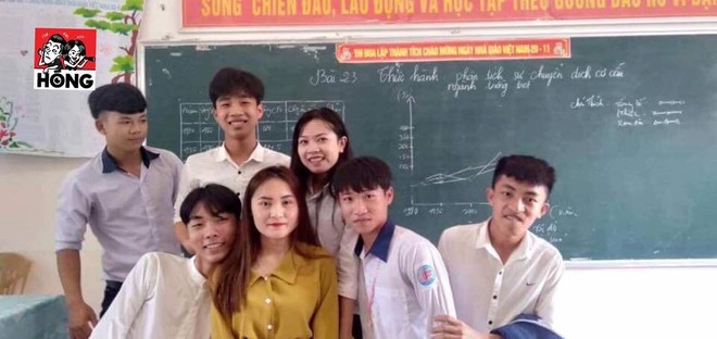 Đứng trên bục giảng, cô giáo bị học sinh bủa vây xung quanh, lén chụp ảnh vì quá xinh đẹp - Ảnh 5.