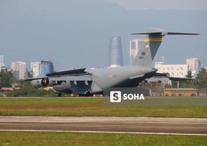 Vận tải cơ C-17 Globemaster III của Không quân Mỹ hai lần hạ cánh tại Đà Nẵng - Ảnh 7.