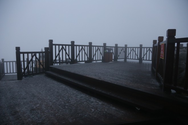 Tuyết bất ngờ rơi trên đỉnh Fansipan giữa tháng 2 - Ảnh 7.