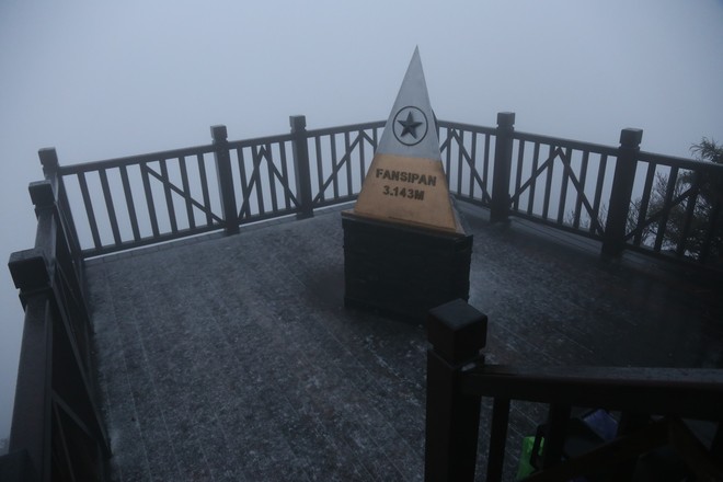Tuyết bất ngờ rơi trên đỉnh Fansipan giữa tháng 2 - Ảnh 9.