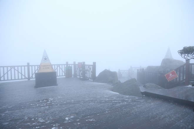 Tuyết bất ngờ rơi trên đỉnh Fansipan giữa tháng 2 - Ảnh 11.