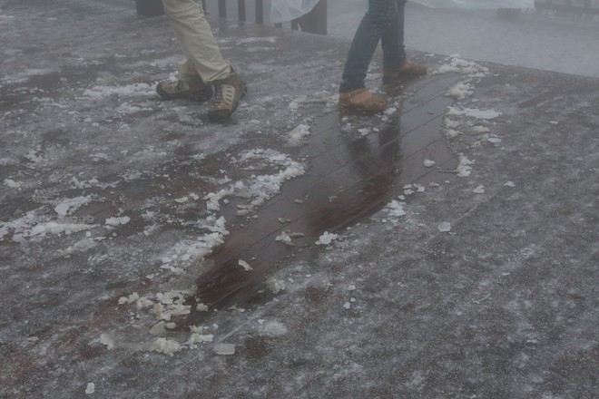 Tuyết bất ngờ rơi trên đỉnh Fansipan giữa tháng 2 - Ảnh 13.