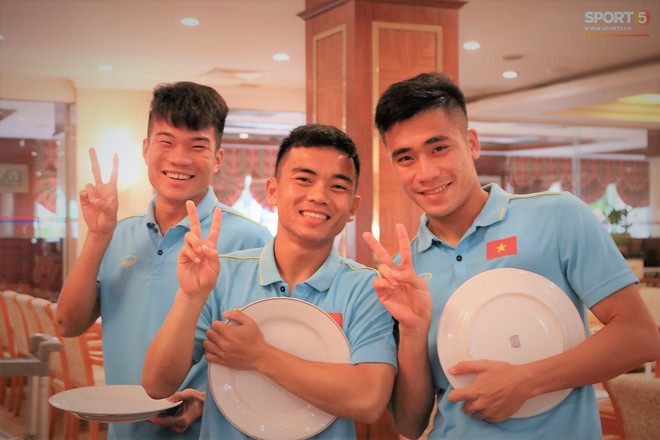 Tuyển thủ U22 Việt Nam thích thú với món ăn tại khách sạn Campuchia - Ảnh 1.