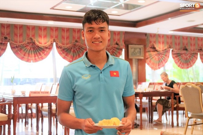Tuyển thủ U22 Việt Nam thích thú với món ăn tại khách sạn Campuchia - Ảnh 3.